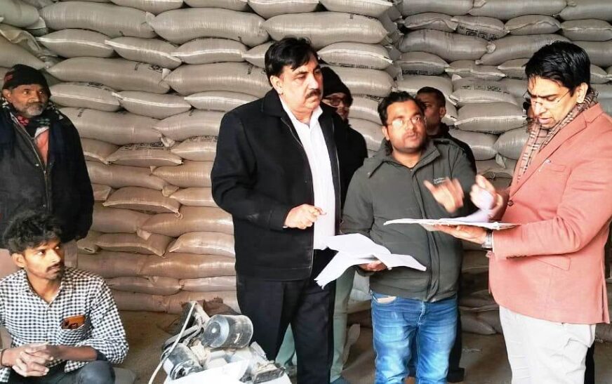 मंडी समिति में बाजरा खरीद में देरी पर सख्त हुए डीएम, टोकन व्यवस्था सुधारने के निर्देश, घटिया गुणवत्ता मिलने पर बाजरा के बोरे सील, बाजरा क्रय केंद्र पर बिचौलियों पर कसेगा शिकंजा