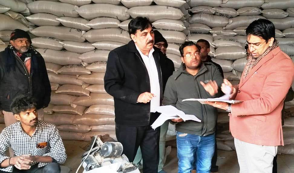 मंडी समिति में बाजरा खरीद में देरी पर सख्त हुए डीएम, टोकन व्यवस्था सुधारने के निर्देश, घटिया गुणवत्ता मिलने पर बाजरा के बोरे सील, बाजरा क्रय केंद्र पर बिचौलियों पर कसेगा शिकंजा