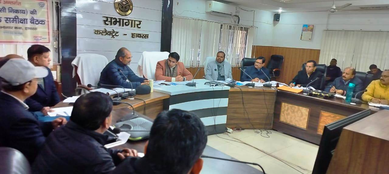 टीबी मुक्त भारत अभियान व स्वास्थ्य योजनाओं की डीएम अतुल वत्स ने की समीक्षा, बेहतर उपचार के दिए निर्देश