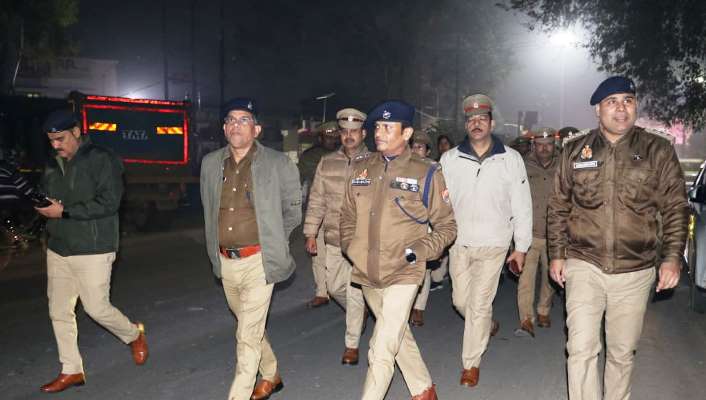 नववर्ष की पूर्व संध्या पर पूरे शहर में पुलिस रही चौकस, एसपी ने पैदल गश्त कर लोगों को दिलाया सुरक्षा का भरोसा, ड्रिंक एन्ड ड्राइव और स्टंटबाजी पर सख्त चेतावनी