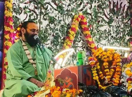 सादाबाद : श्रीमद्भागवत कथा में श्री कृष्ण लीला का श्रवण कर आनंदित हुए श्रोता