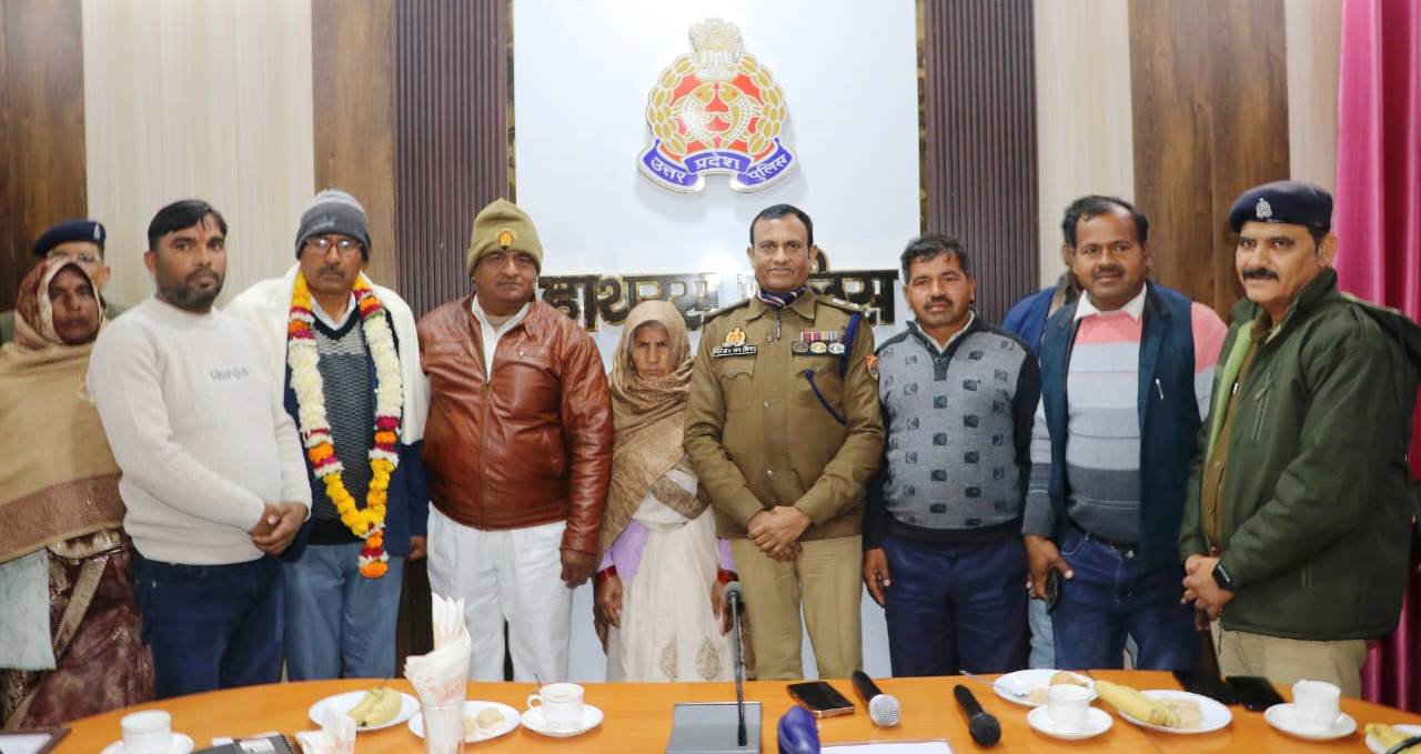 हाथरस में तीन पुलिसकर्मी सेवानिवृत्त, पुलिस अधीक्षक ने फूलमाला व स्मृति चिन्ह भेंट कर किया सम्मानित