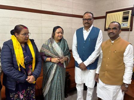 डिप्टी सीएम बृजेश पाठक हाथरस पहुंचे, दिवंगत रामचरन उपाध्याय को दी श्रद्धांजलि, एसआईआर फॉर्म को लेकर लोगों से की अपील