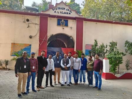 जिला कारागार अलीगढ़ में बंदियों को जूते-मोज़ों का वितरण