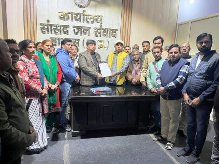 हाथरस में टीईटी अनिवार्यता के खिलाफ शिक्षकों का ज्ञापन दिया