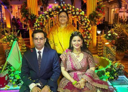 राजनीति और अध्यात्म का संगम : पूर्व ऊर्जा मंत्री के पुत्र चिराग उपाध्याय की युवा कथावाचक निधि सारस्वत के साथ शादी आज गाजियाबाद में