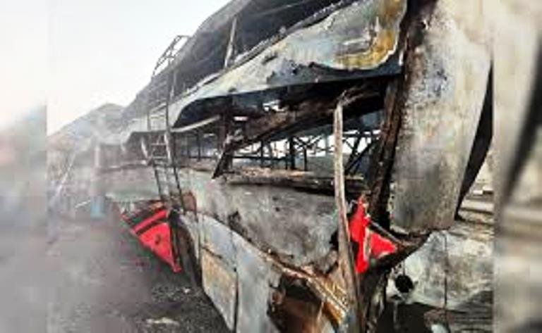 यमुना एक्सप्रेसवे पर मथुरा के पास घने कोहरे के कारण भीषण सड़क हादसे में 13 की मौत, 100 से अधिक घायल, हादसे में एक के बाद एक सात बसें और तीन कारें टकराईं, कई वाहनों में लगी आग