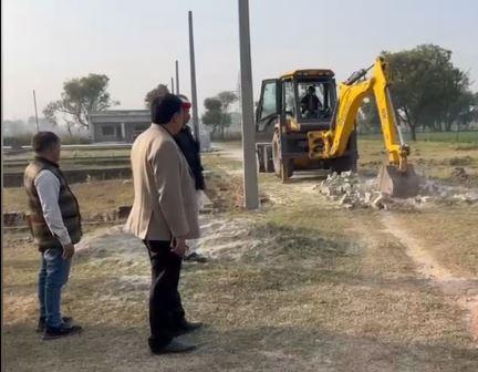 हाथरस में अवैध कॉलोनियों पर चला बुलडोजर, प्रशासन की बड़ी कार्रवाई
