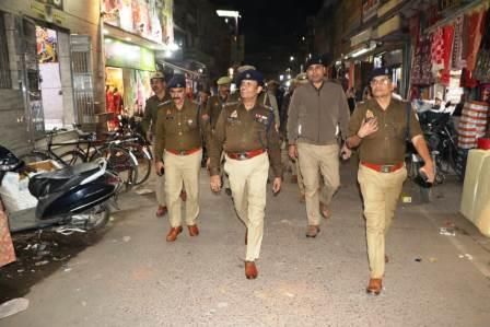 कानून-व्यवस्था जांचने के लिए एसपी ने हाथरस की सड़कों का भ्रमण किया, संदिग्धों व वाहनों की सघन चेकिंग