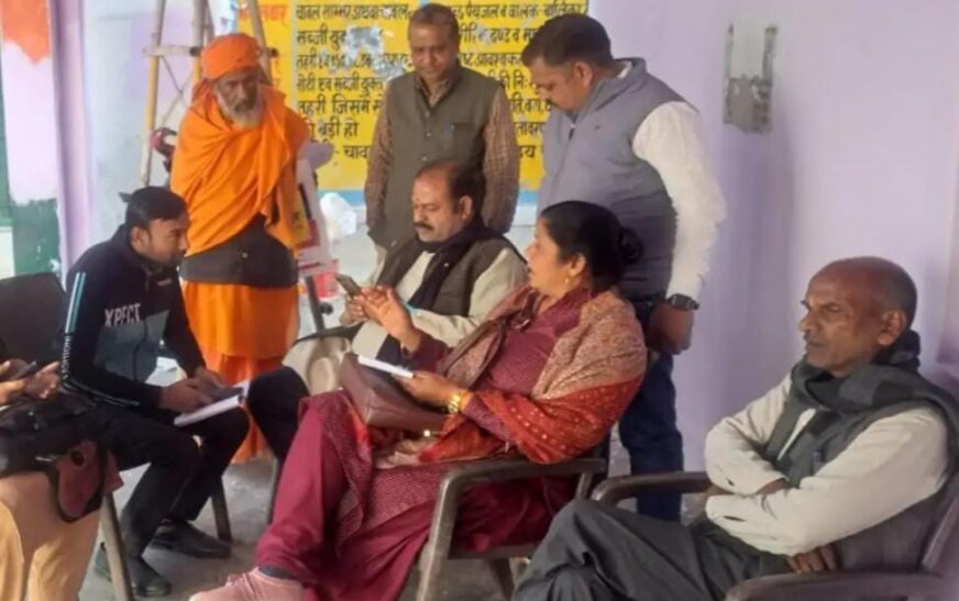 सादाबाद : बूथों के निरीक्षण में जुटे भाजपाई,एसआईआर के चलते चल रहा है बूथों का भौतिक निरीक्षण