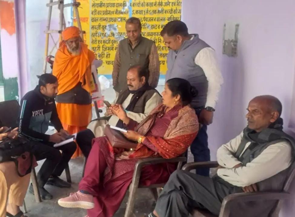 सादाबाद : बूथों के निरीक्षण में जुटे भाजपाई,एसआईआर के चलते चल रहा है बूथों का भौतिक निरीक्षण