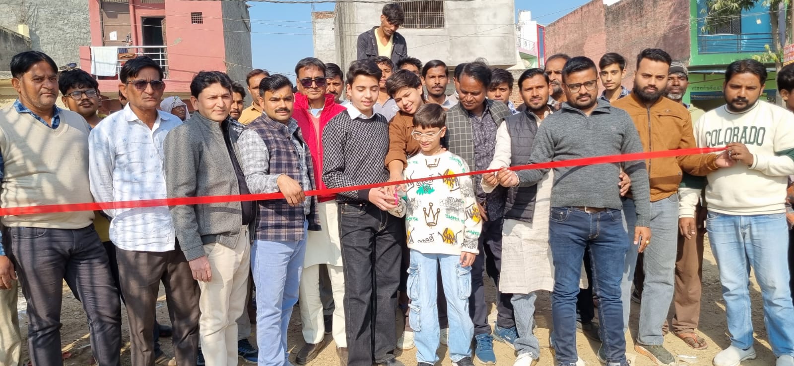 सिकंदराराऊ : हिंदू मुस्लिम एकता प्रदर्शनी का हुआ उद्घाटन, प्रदर्शनी में लगे झूले और दुकानें