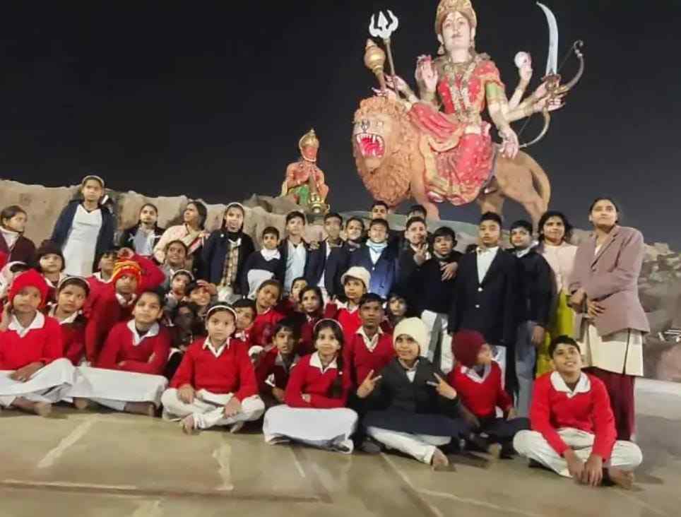 सादाबाद : बच्चों को कराए ब्रज के तीर्थों के दर्शन