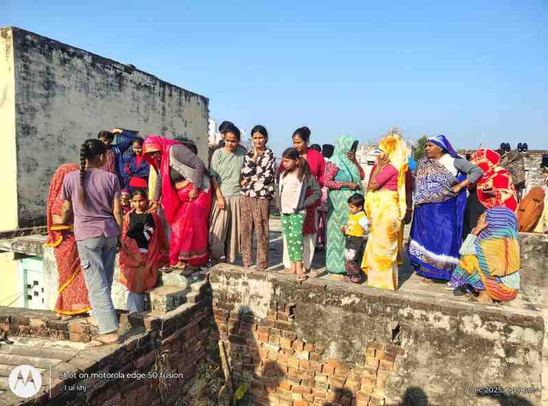 सासनी : नवजात शिशु को बोरी में बंद कर छत पर फेंका, मानवता शर्मसार, क्षेत्र में मची सनसनी