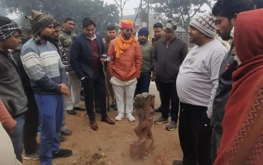 सादाबाद : पृथ्वीराज चौहान स्मारक के लिए चयनित स्थान पर रखी हनुमान मंदिर जी की प्रतिमा