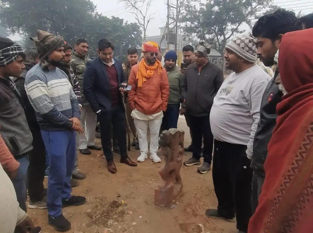 सादाबाद : पृथ्वीराज चौहान स्मारक के लिए चयनित स्थान पर रखी हनुमान मंदिर जी की प्रतिमा