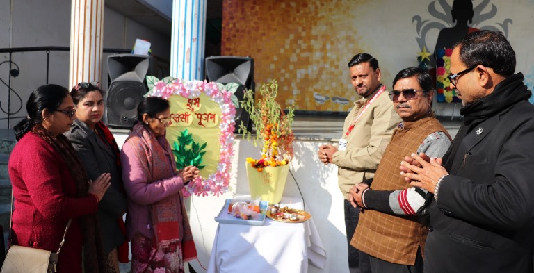 राजेन्द्र लोहिया विद्या मन्दिर में मनाया तुलसी दिवस, बच्चों को पर्यावरण संरक्षण एवं पौधारोपण का संदेश दिया