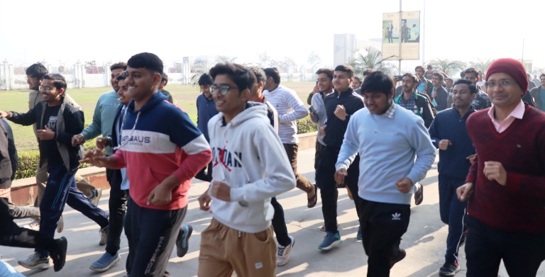 जीएल बजाज के छात्र-छात्राओं ने स्वदेशी संकल्प दौड़ में दिखाया दम, तंत्र स्वदेशी मंत्र स्वदेशी भाव स्वदेशी लाना है- का किया सामूहिक गान