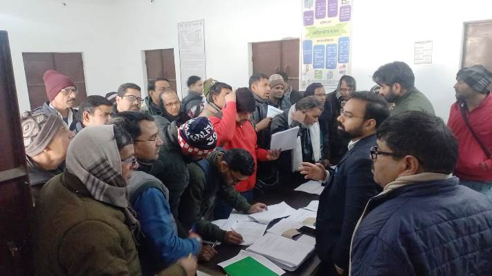 हसायन : आलेख्य मतदाता सूची में दावे-आपत्तियां सुनने के दिए तहसीलदार ने बीएलओ को दिये दिशा-निर्देश