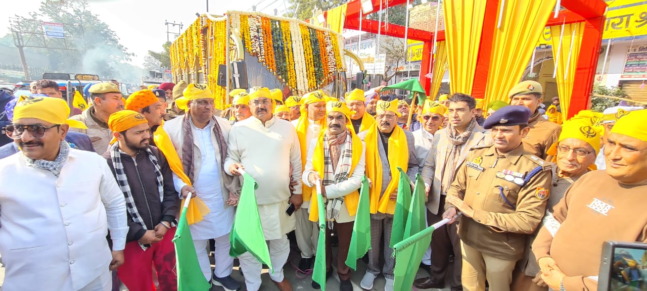 हाथरस में गुरु गोविंद सिंह के प्रकाशोत्सव पर हुआ नगर कीर्तन का आयोजन, पंच प्यारे और झांकियां रही आकर्षण का केंद्र, जगह-जगह पुष्पवर्षा कर हुआ स्वागत