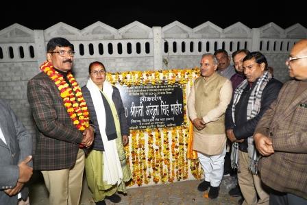 हाथरस में सदर विधायक ने किया नवनिर्मित इंटरलॉकिंग सड़क का लोकार्पण, कोल विधायक अनिल पाराशर रहे मौजूद