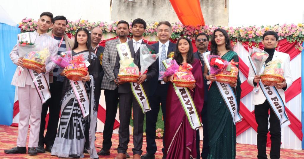 राजेन्द्र लोहिया विद्या मंदिर में विद्यार्थियों का विदाई समारोह आयोजित, विद्यालय प्रबंधक कपिल लोहिया ने विद्यार्थियों को उपहार भेंट किये