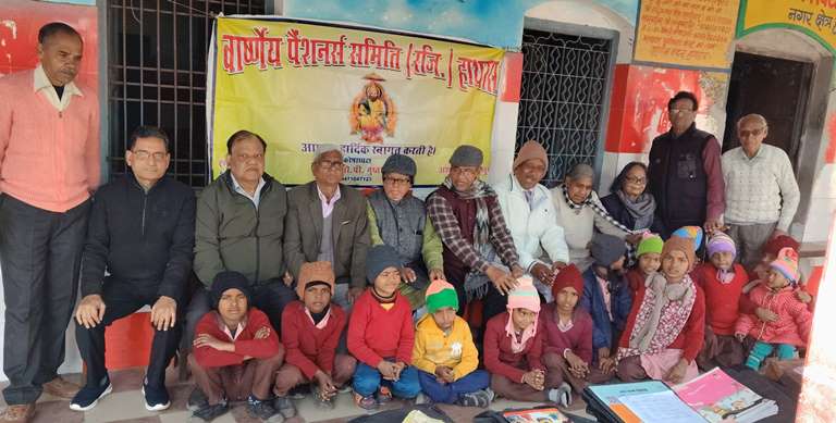 वार्ष्णेय पैंशनर्स समिति ने जरूरतमंद बच्चों को गर्म कैप वितरित किये