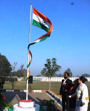 दिल्ली पब्लिक स्कूल में गणतंत्र दिवस मनाया, आदर्श नागरिक बनकर देश के विकास में योगदान देने का आह्वान