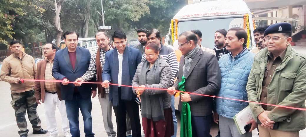 हाथरस में राष्ट्रीय सड़क सुरक्षा माह का शुभारंभ, विधायक अंजुला सिंह माहौर व डीएम अतुल वत्स ने प्रचार वाहनों को दिखाई हरी झंडी
