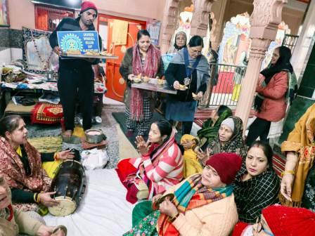 इनरव्हील क्लब ऑफ़ हाथरस जाग्रति ने भजन संध्या व प्रसाद वितरण किया