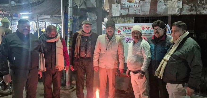 जॉयन्ट्स क्लब ऑफ हाथरस ने गौवंशो को खिलाया गुड, एक दर्जन स्थानों पर जलवाये अलाव