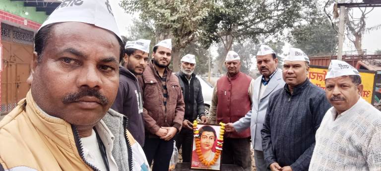 आम आदमी पार्टी ने मनाई सावित्रीबाई फूले की जयंती, कार्यकर्ताओं ने किया माल्यार्पण