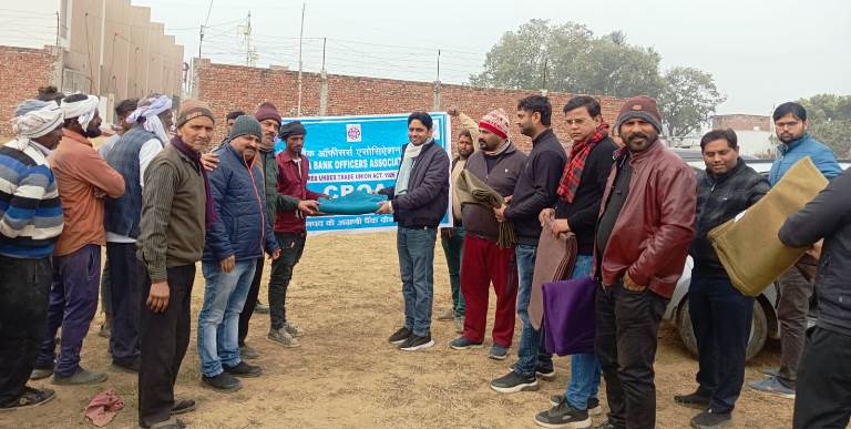 ईट भट्टों पर काम करने वाले मजदूरों को कंबल वितरित किए, बच्चों को चिप्स, बिस्कुट, नमकीन और टॉफी बांटी