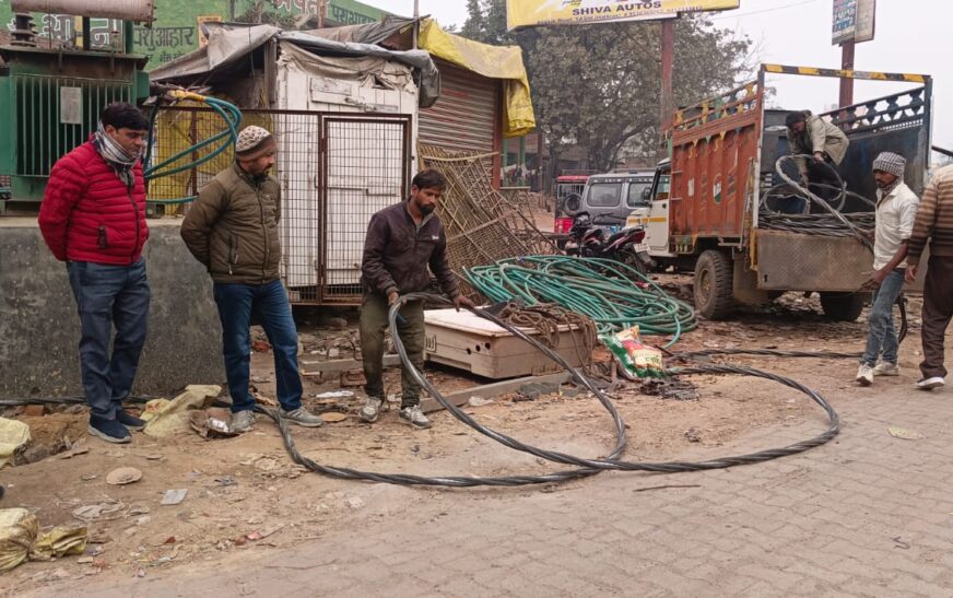 सासनी : आरडीएसएस योजना के अंतर्गत हुआ मरम्मत कार्य, बिजली आपूर्ति रही ठप