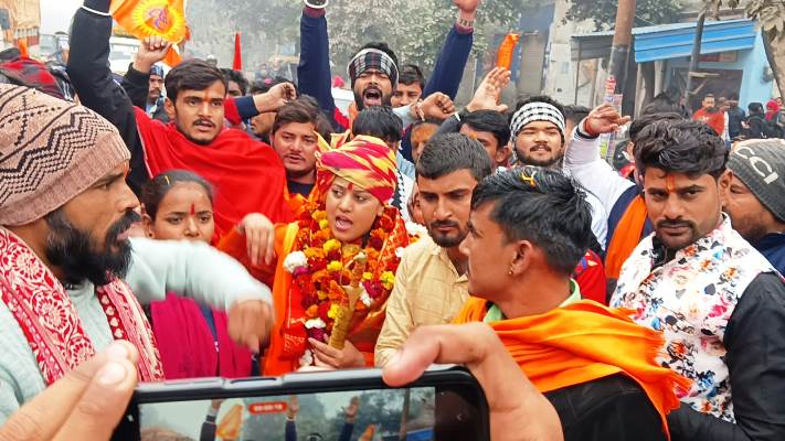 हाथरस पहुँची कवि सिंह की हिंदू जन जागृति पदयात्रा, हरिद्वार से शुरू हुई यात्रा का वृंदावन में होगा समापन, सासनी में हुआ भव्य स्वागत
