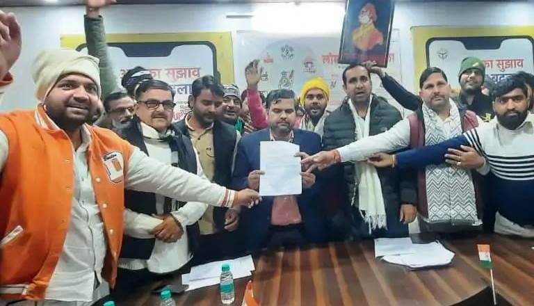 सादाबाद : महाराजा सूरजमल की प्रतिमा को लेकर सड़क पर उतरे अनुयाई, प्रदर्शन के बाद अधिशासी अधिकारी को सौंपा ज्ञापन