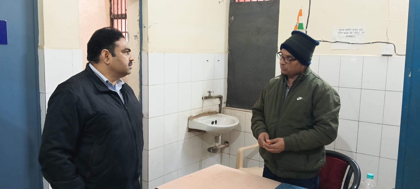 सासनी : एसडीएम नीरज शर्मा ने सामुदायिक स्वास्थ्य केंद्र का औचक निरीक्षण किया, कमियों को तुरंत दूर करने के दिए निर्देश