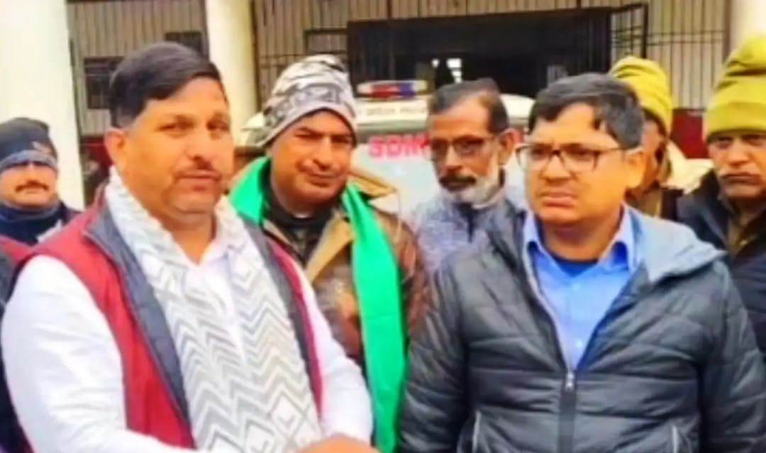 सादाबाद : विकास-सुविधाओं का इंतजार कर रहा गांव नगला फत्ता, भाकियू चौधरी चरण सिंह के राष्ट्रीय अध्यक्ष ने एसडीएम को सौंपा ज्ञापन