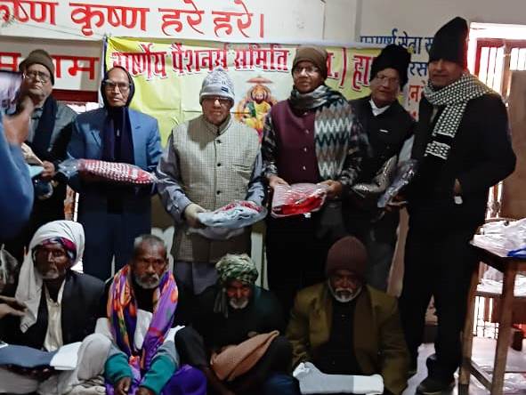 हाथरस में वार्ष्णेय पैंशनर्स समिति ने जरूरतमंदों को वितरित किये स्वेटर
