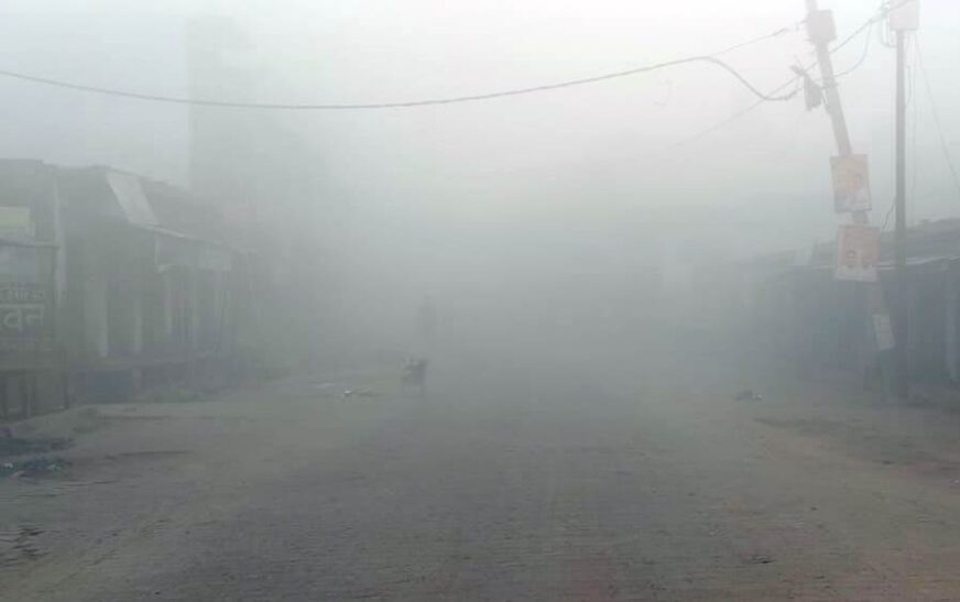 हसायन : कड़ाके की ठंड में भी बाजारों में नहीं जले अलाव, राहगीर और दुकानदार परेशान