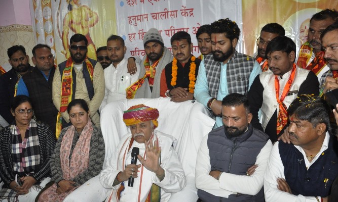 बांग्लादेश में हिंदुओं पर अत्याचार रोकने और जनसंख्या नियंत्रण कानून की मांग, हाथरस में प्रवीण तोगड़िया ने हिंदू एकजुटता पर दिया जोर, कहा – तीन से अधिक बच्चों वाले परिवारों को सरकारी सुविधाओं से किया जाए वंचित