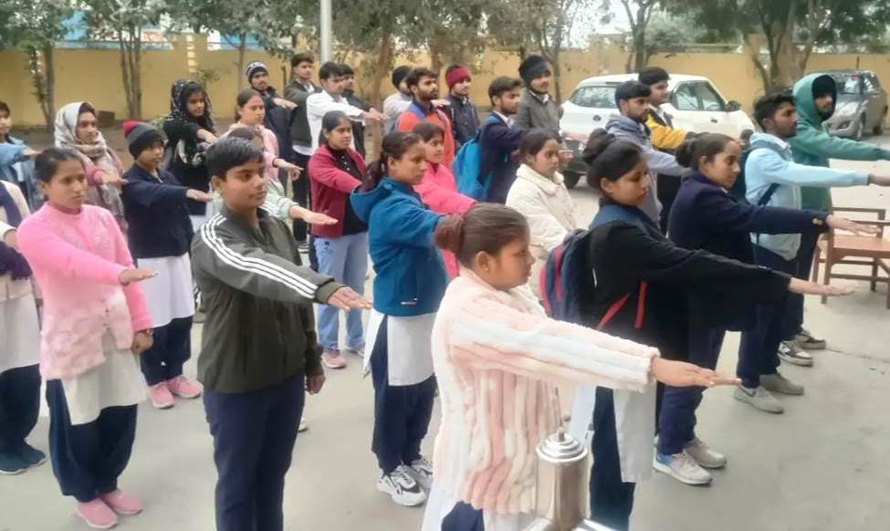 सादाबाद : सड़क सुरक्षा जागरूकता कार्यक्रम का आयोजन, यातायात नियमों का पालन करने की दिलाई शपथ