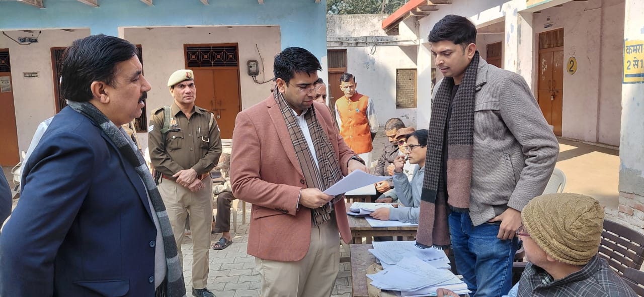 हाथरस में जिला निर्वाचन अधिकारी ने किया बूथों का निरीक्षण, अंतिम मतदाता सूची को त्रुटिरहित बनाने के निर्देश