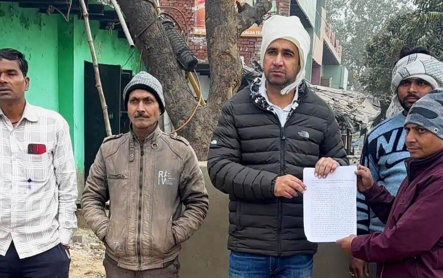 जगह को लेकर नए विद्युत ट्रांसफॉर्मर का विरोध, सादाबाद के मोहल्ला चावड़ वाला का मामला, जिला पंचायत सदस्य को सौंपा ज्ञापन