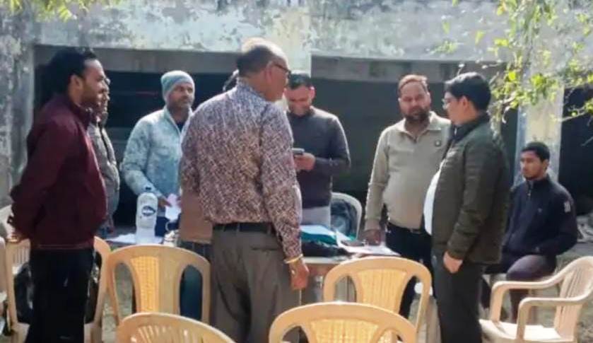 सादाबाद : मतदाता सूचियों को त्रुटिरहित बनाने पर जोर, बीएलओ ने बूथों पर उपस्थित रहकर मतदाताओं की शिकायत व सुझावों पर दिया ध्यान, एसडीएम ने निरीक्षण कर सूचियों को शत प्रतिशत दुरुस्त करने के निर्देश दिए