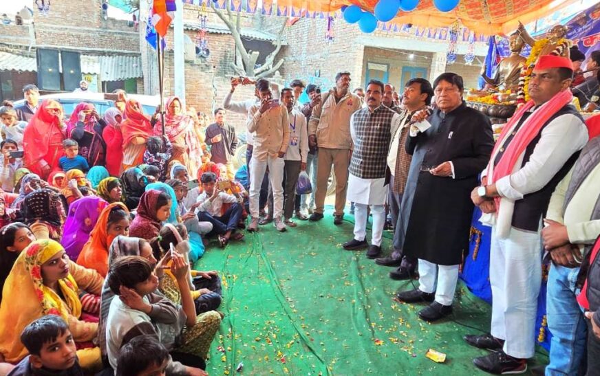 सादाबाद : बुद्ध के विचारों से ही संभव है मानव मुक्ति, नगला भोलू में चल रही बुद्ध कथा में राज्यसभा सांसद रामजीलाल सुमन ने की शिरकत