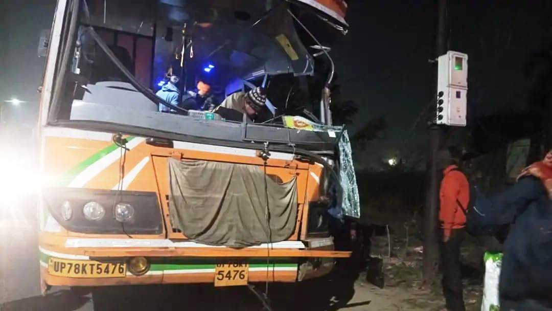 हाथरस में भीषण सड़क हादसा, रोडवेज बस ने खड़े कंटेनर में मारी टक्कर, परिचालक समेत कई यात्री घायल