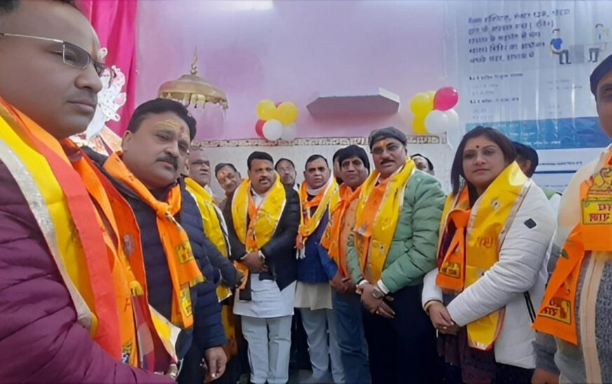 हाथरस में श्री अग्रवाल सभा ने कराया श्री गिरिराज महाराज की अन्नकूट प्रसादी का भव्य आयोजन