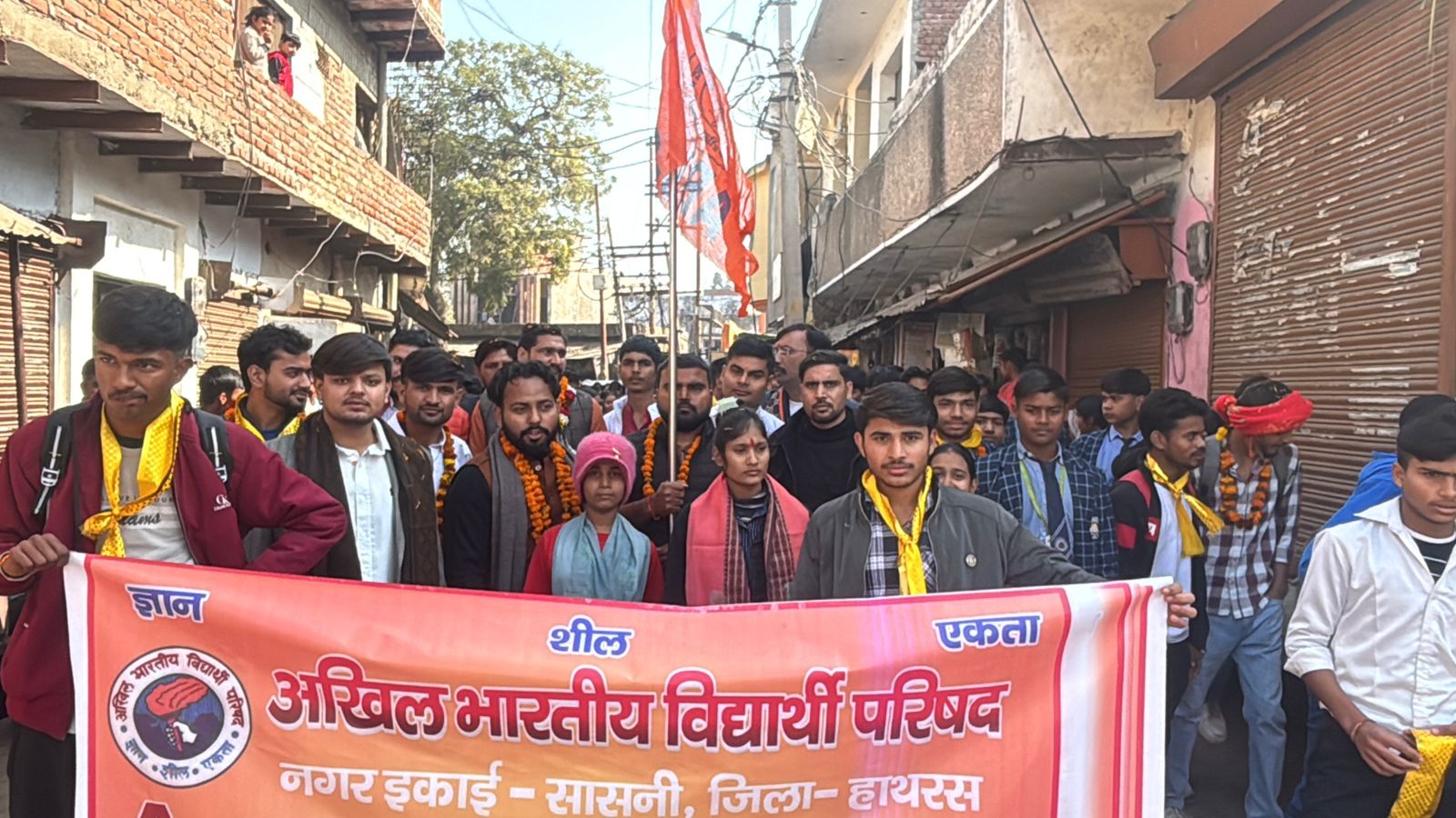 सासनी में विद्यार्थी परिषद ने स्वामी विवेकानंद जयंती पर निकाली शोभायात्रा, सैकड़ों छात्रों ने लिया हिस्सा