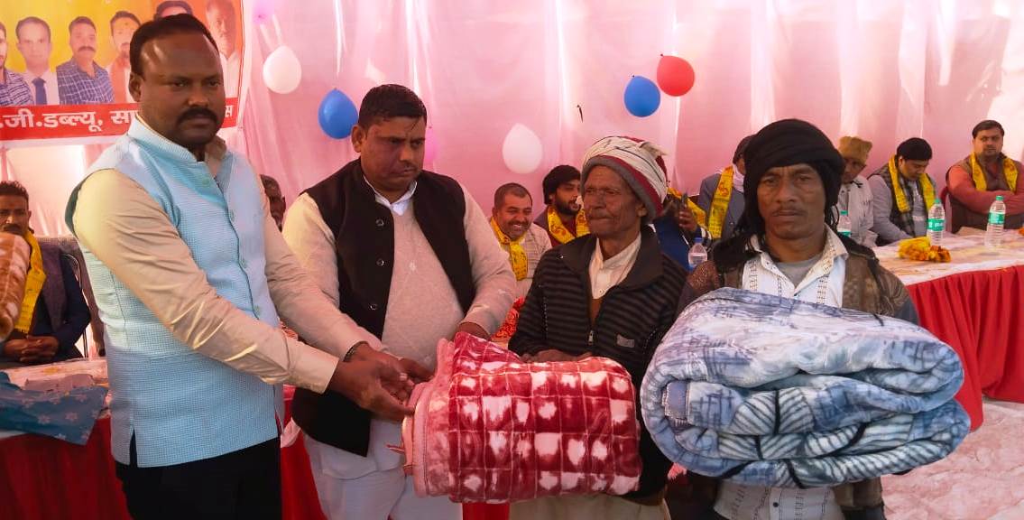 सासनी : गांव ऊसवा में असहाय लोगों को कंबल वितरित किए